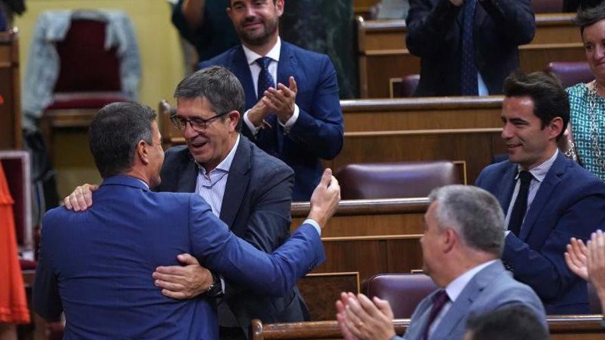 El presidente del Gobierno, Pedro Sánchez, se dirige al escaño del exlendakari Patxi López, ante la mirada de Santos Cerdán, secretario de Organización, durante la segunda jornada del debate sobre el estado de la nación, el pasado 13 de julio de 2022, en el Congreso.