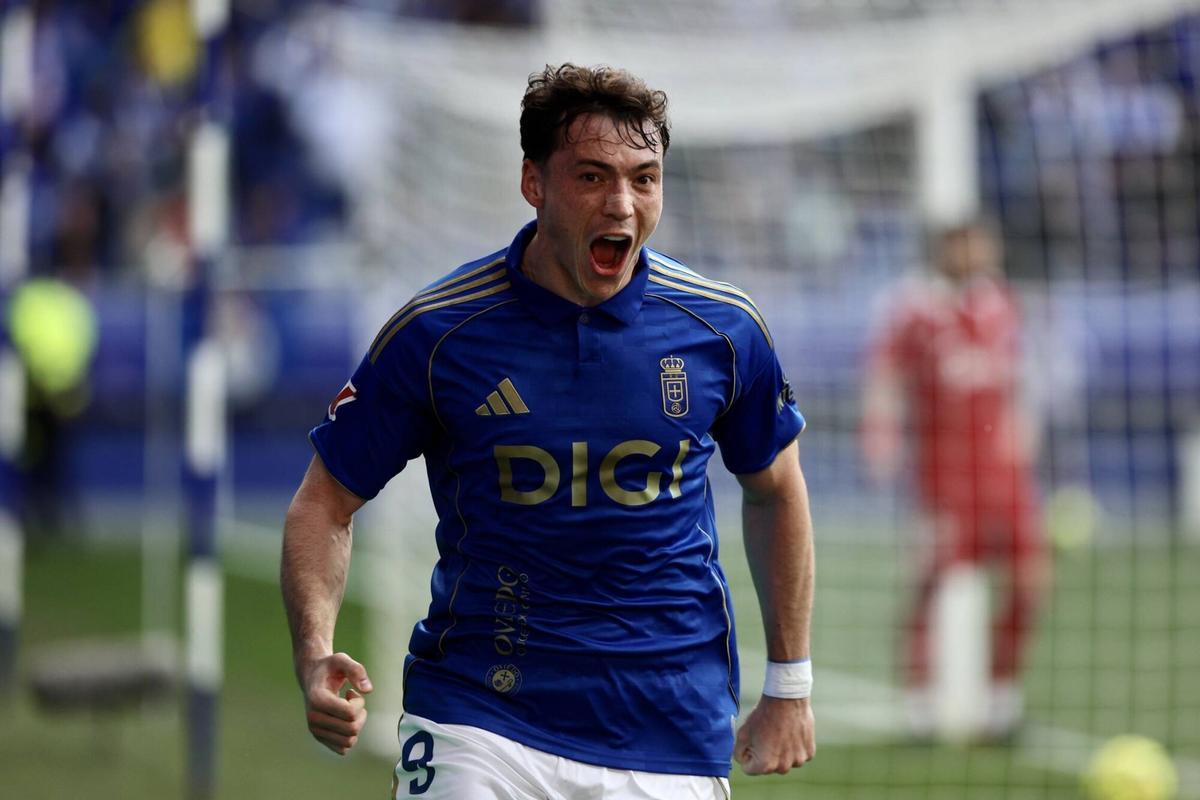 Fede Viñas celebra el gol que dio la victoria al Oviedo ante el Sevilla.