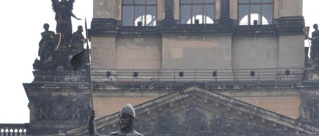 La estatua de Wenceslao, en Praga, con la imagen de Havel al fondo. Dos héroes nacionales checos.