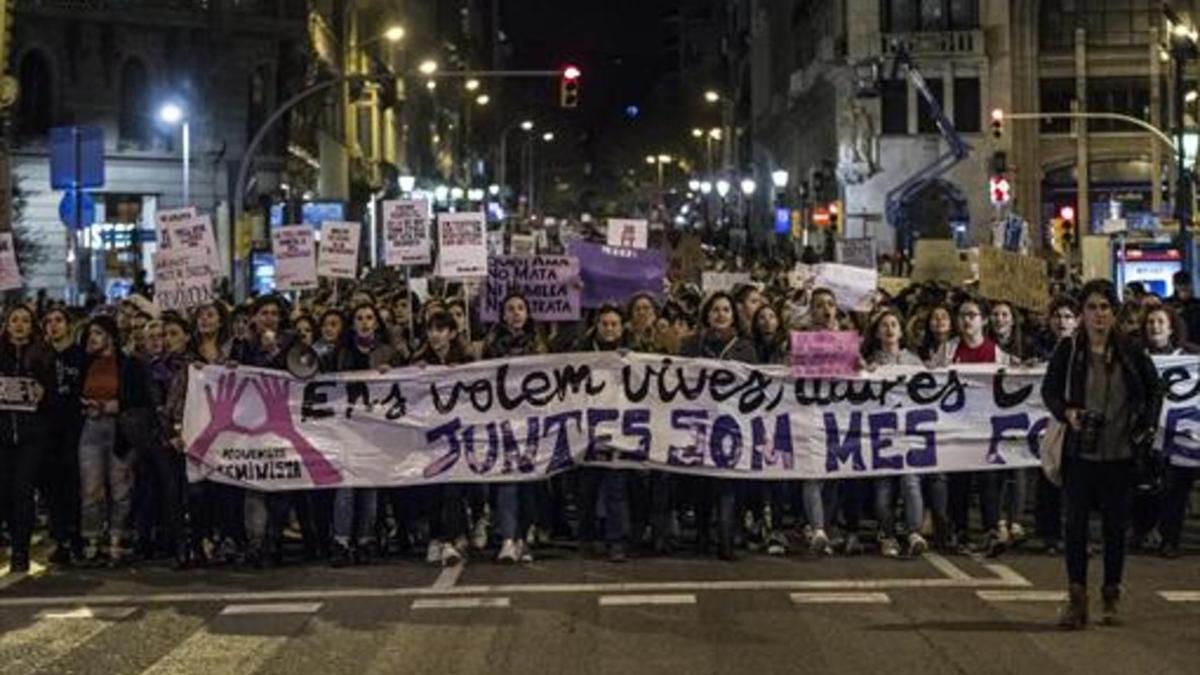 Cabeza de la marcha de Barcelona contra la violencia machista, ayer.