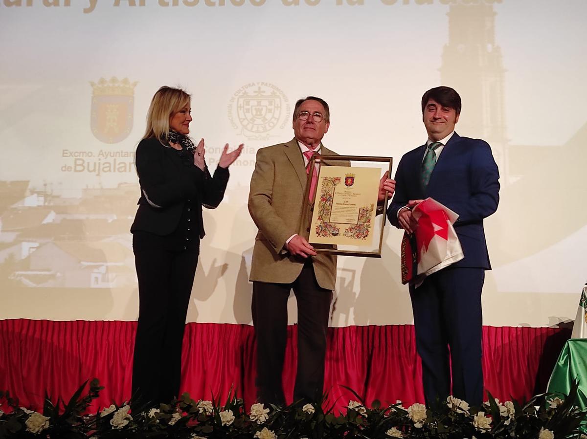 Francisco Lara recibe una de las medallas al Mérito Cultural y Artístico de Bujalance.