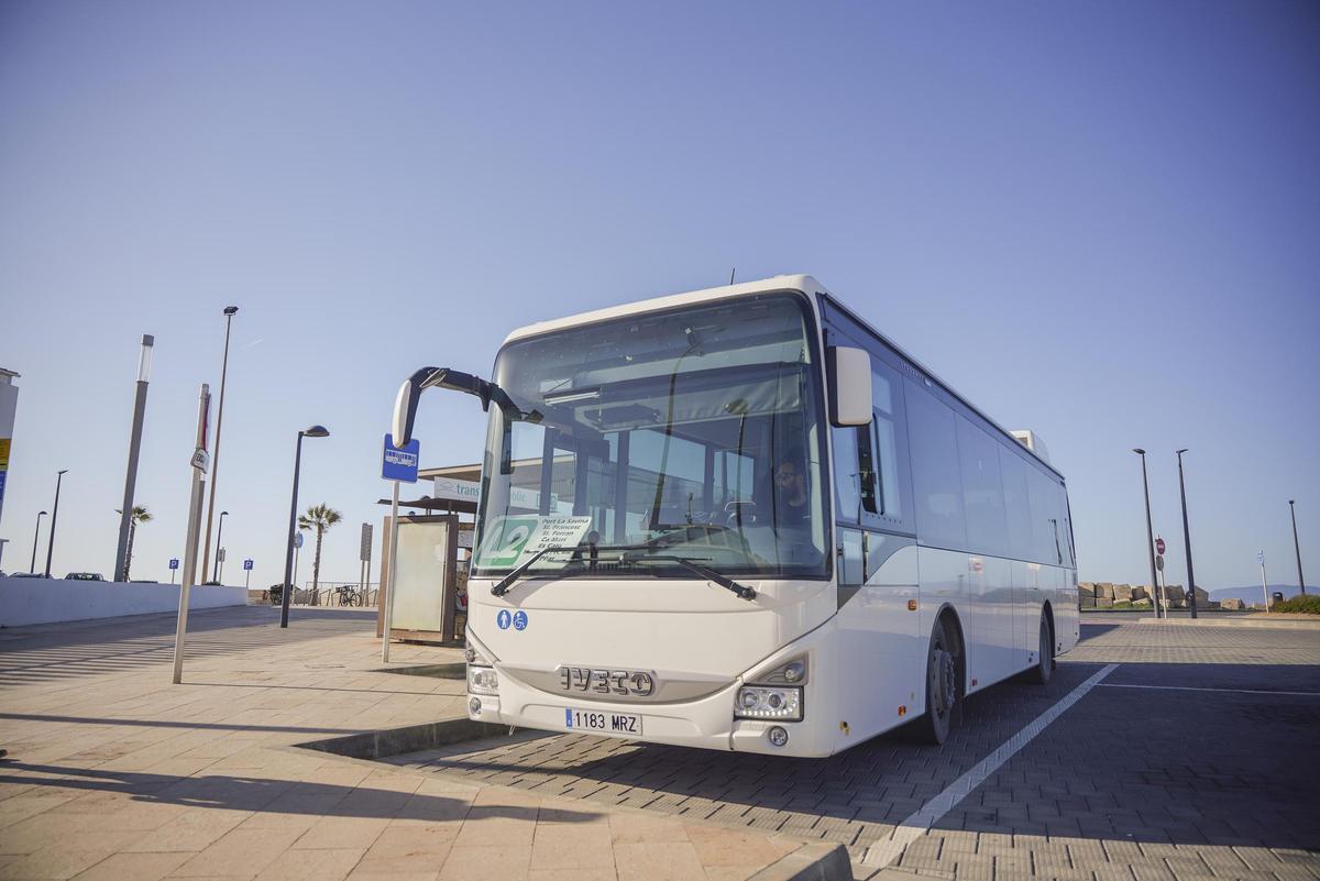 Un autobús de la línea regular de Formentera en la parada del puerto de la Savina