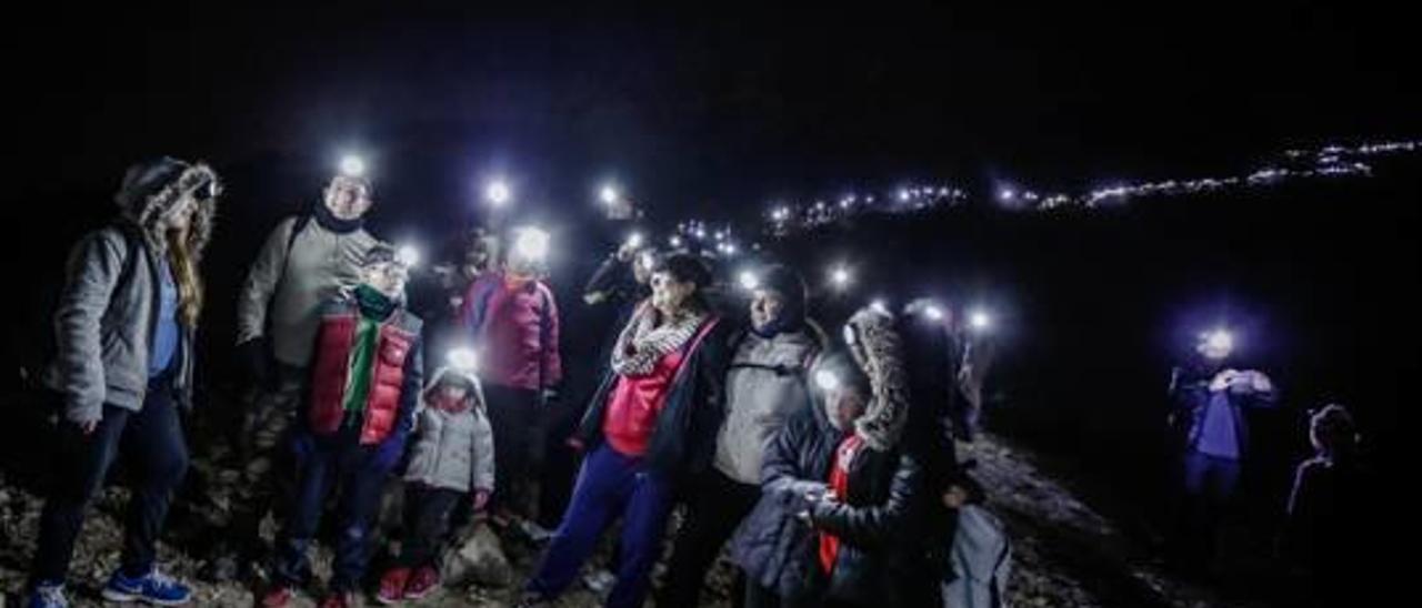 Las luces del LEDS en la senda del monte Bolón en su última celebración.