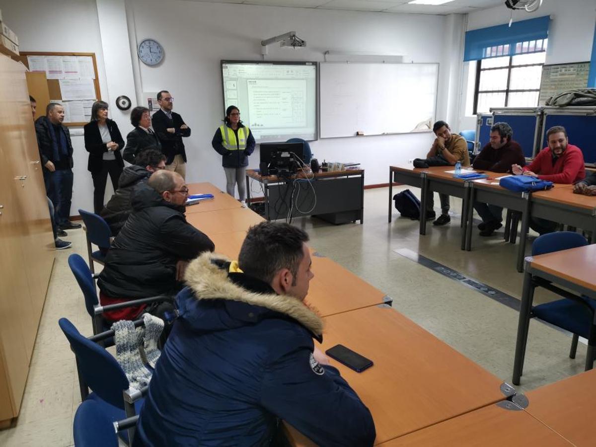 Alumnas y alumnos del centro, durante la visita del director xeral de Orientación e Promoción Laboral.