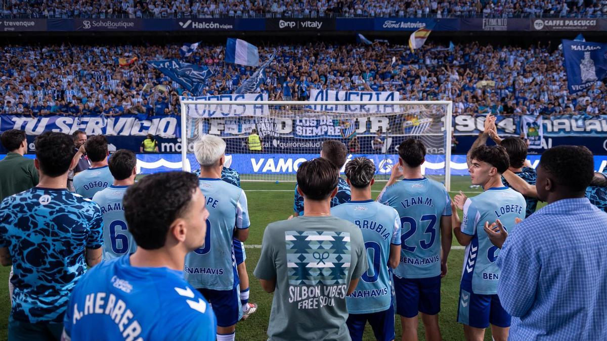 La plantilla del Málaga, junto a su afición tras el empate de la ida en La Rosaleda.
