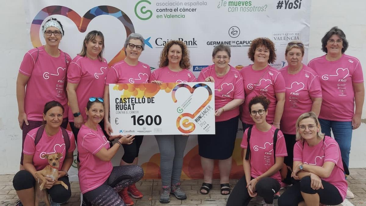 Participantes en la Runcàncer de Castelló de Rugat, con el cheque de la recaudación.