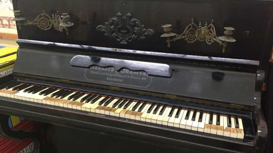 Piano de pared del siglo XIX en el hall de la primera planta del CEIP Eusebio da Guarda.