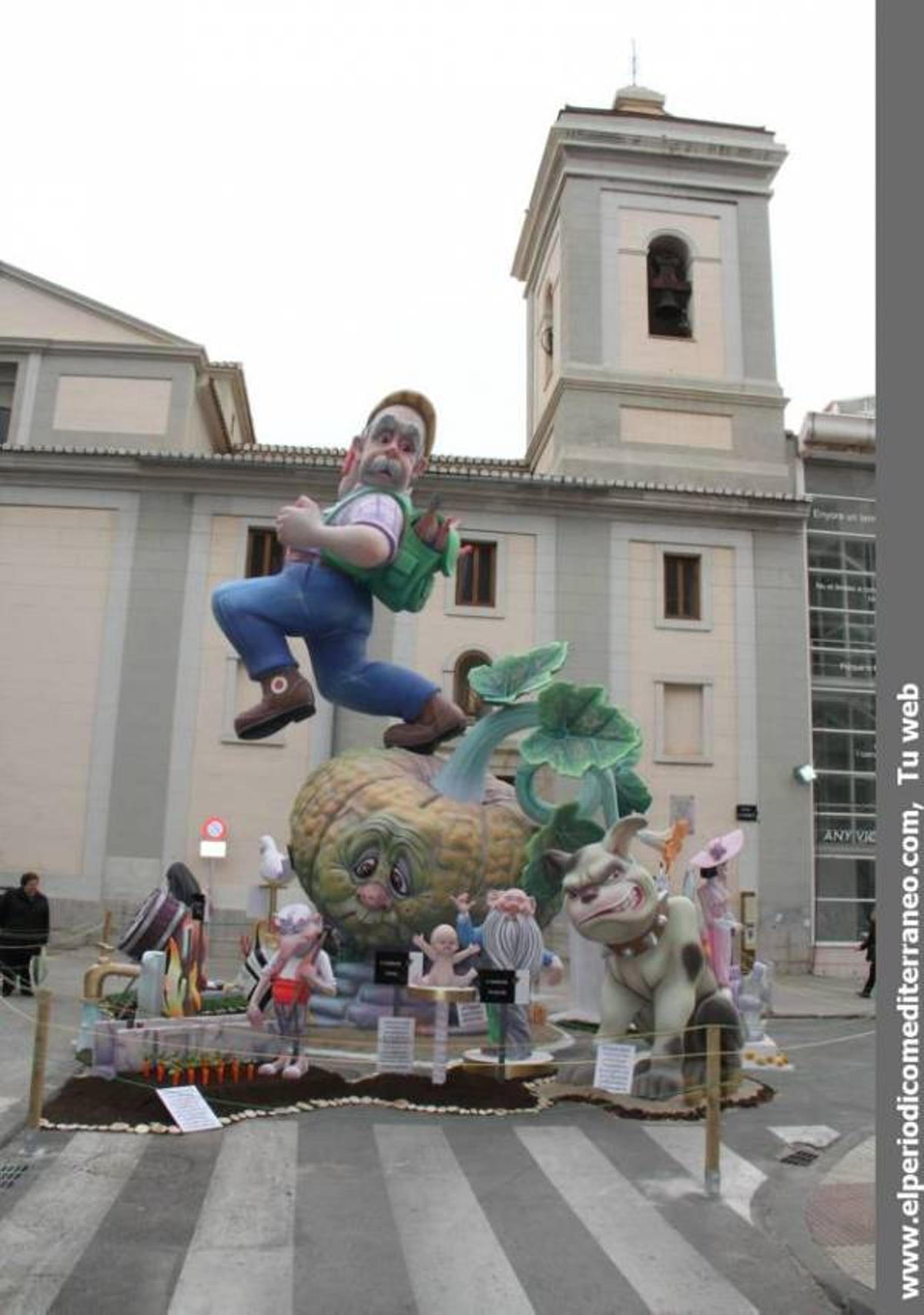 Las reinas falleras de Burriana visitan los monumentos