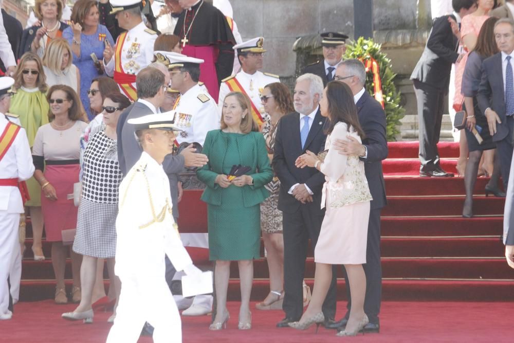 Entrega de despachos y jura de bandera en la Escue