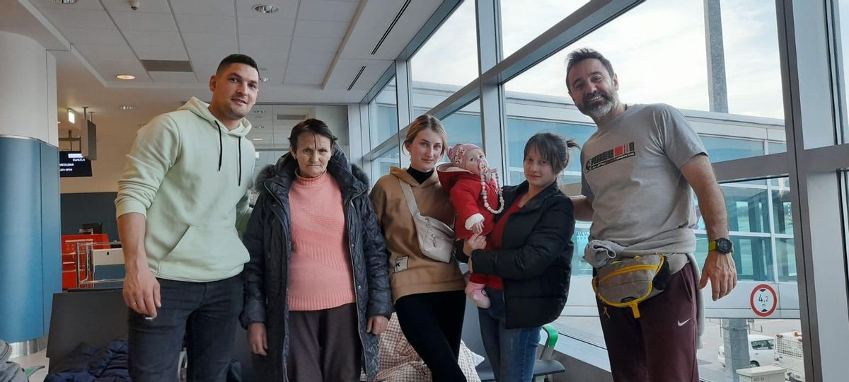 A la derecha, Iván Alonso Ferreiro en el aeropuerto de Barcelona con las tres mujeres y la niña.