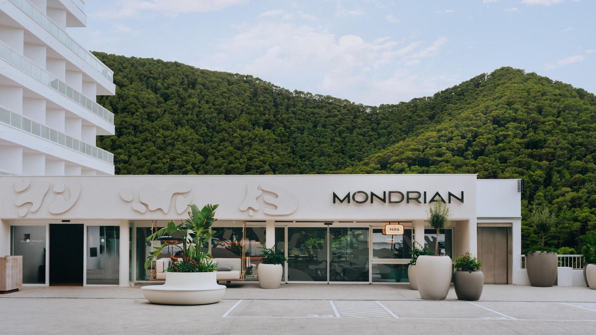 Mondrian Ibiza se encuentra en la costa de Santa Eulària, en Cala Llonga.