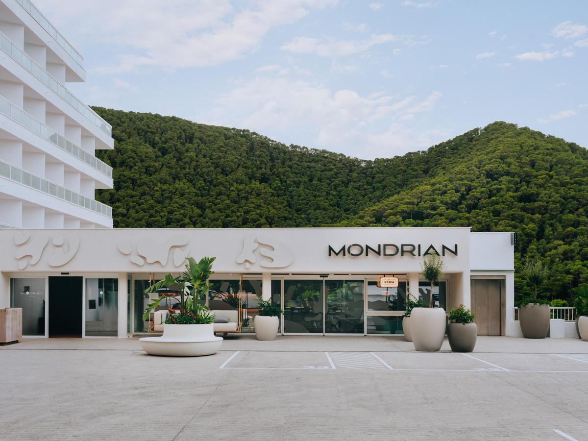 Mondrian Ibiza se encuentra en la costa de Santa Eulària, en Cala Llonga.