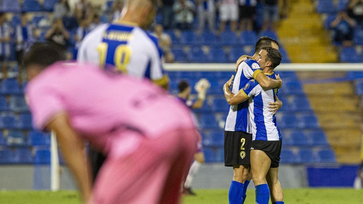 Maxi Ribero se abraza a Roger Riera después de consumarse el triunfo sobre el Espanyol B.