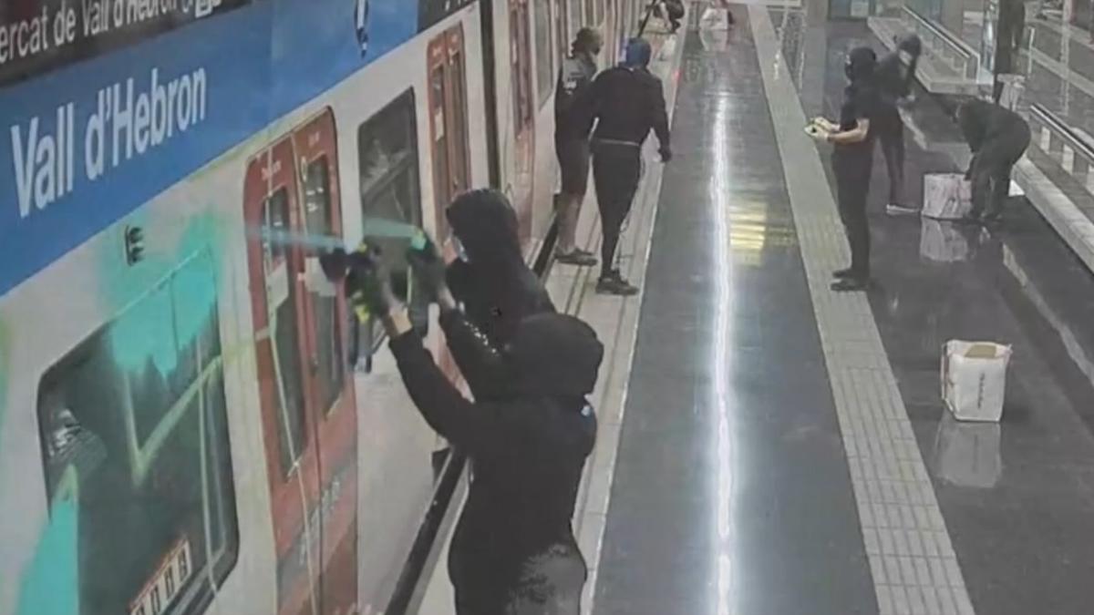 Un ataque de 62 grafiteros en Barcelona deja cuatro trenes de metro vandalizados y afecta al servicio