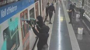 Pintades en un tren de l’L1 del metro de Barcelona causen un enfrontament amb els passatgers