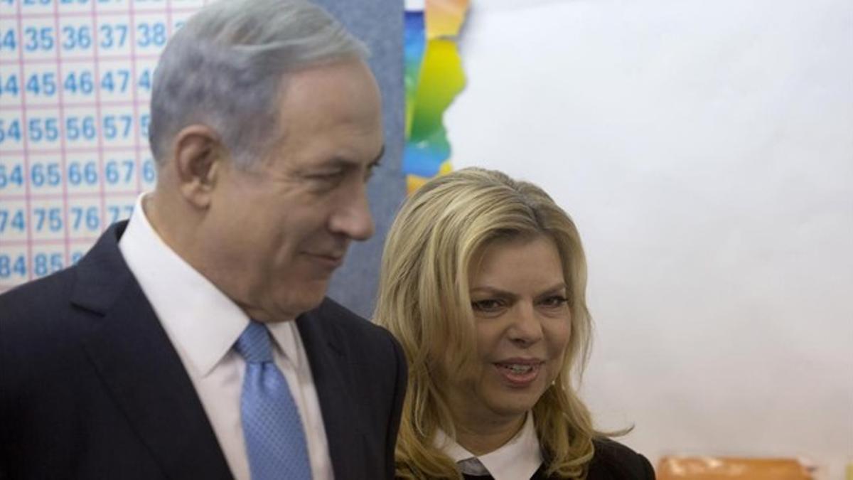 Netanyahu, junto a su mujer, tras dipositar el voto en las urnas, en un colegio electoral de Jerusalén.