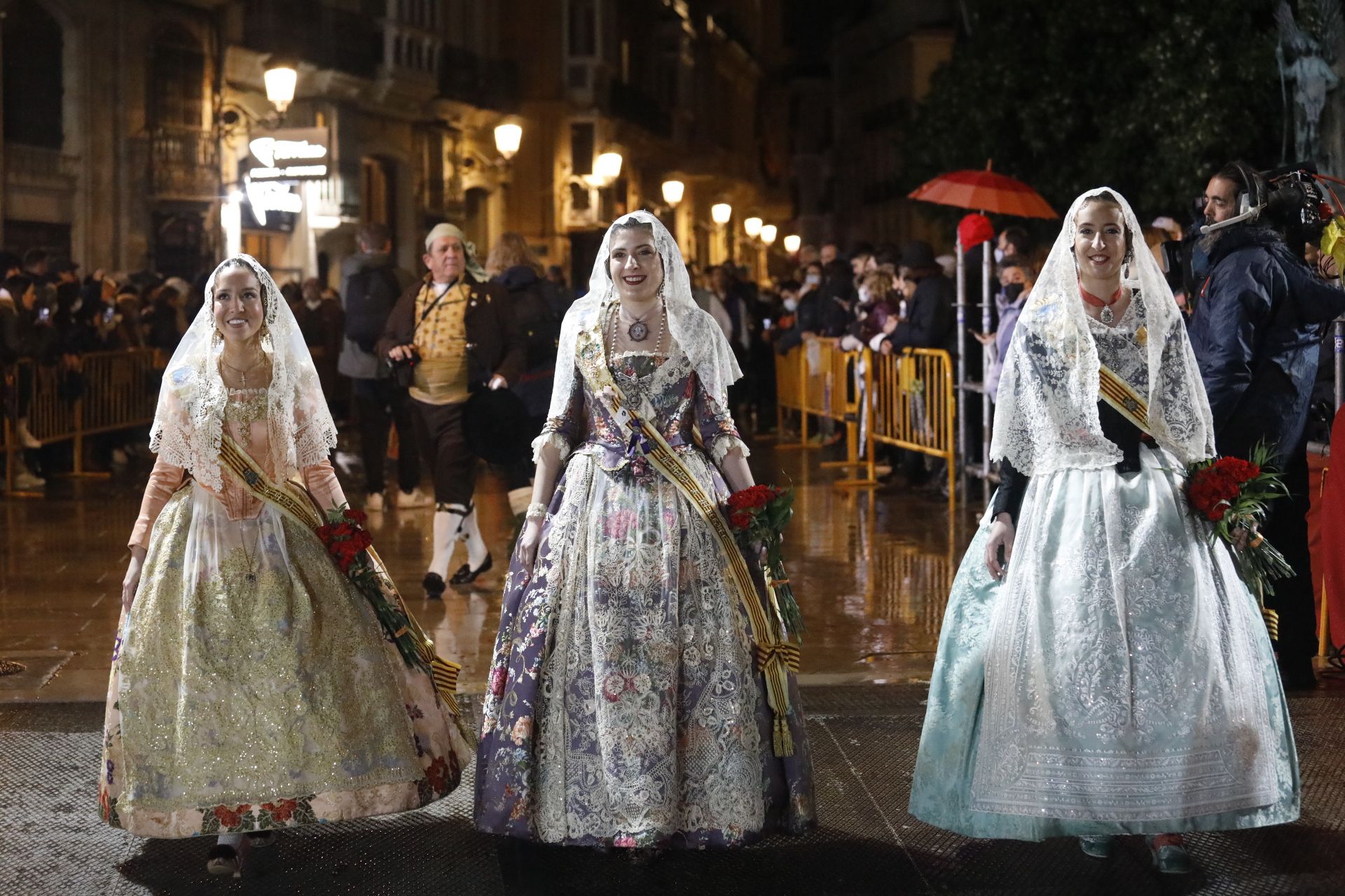 Búscate en el primer día de ofrenda por la calle Quart (entre las 20:00 a las 21:00 horas)