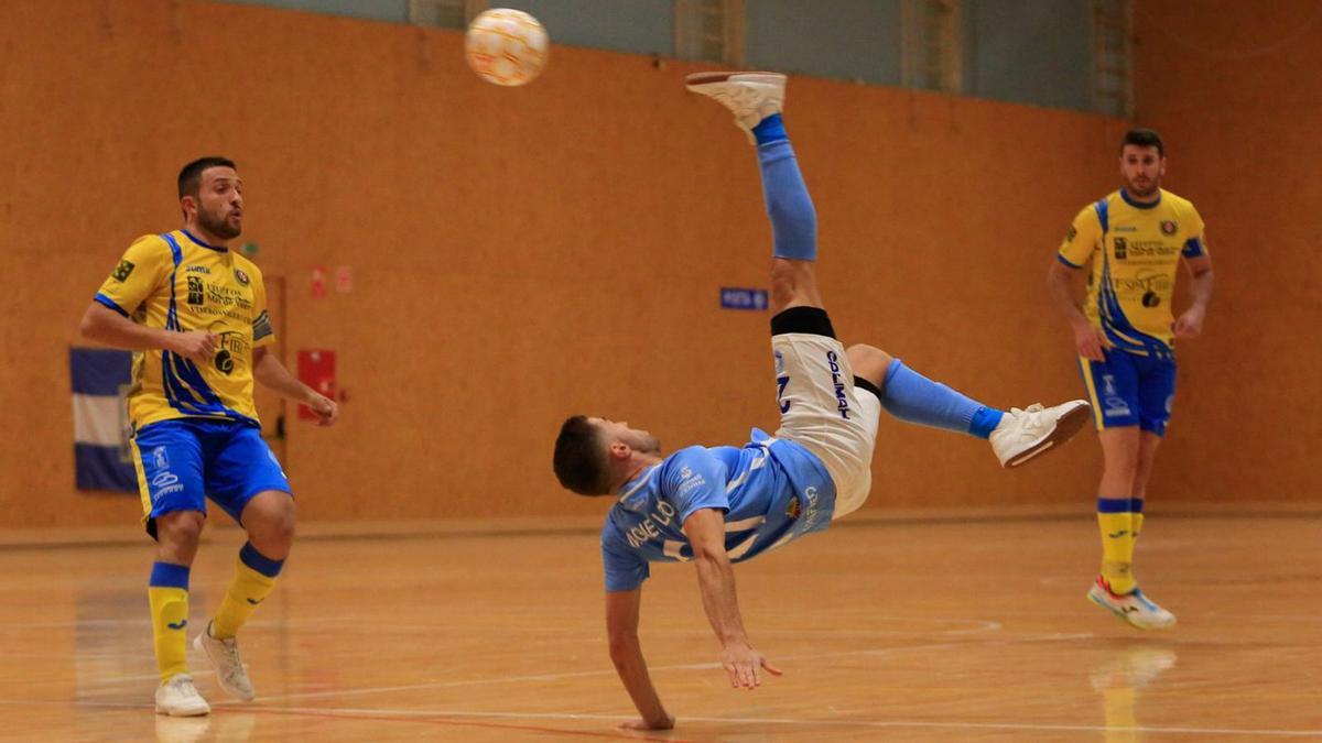 Miguel León, jugador de la UD Ibiza-Gasifred, en un espectacular remate de chilena, en una imagen de archivo.