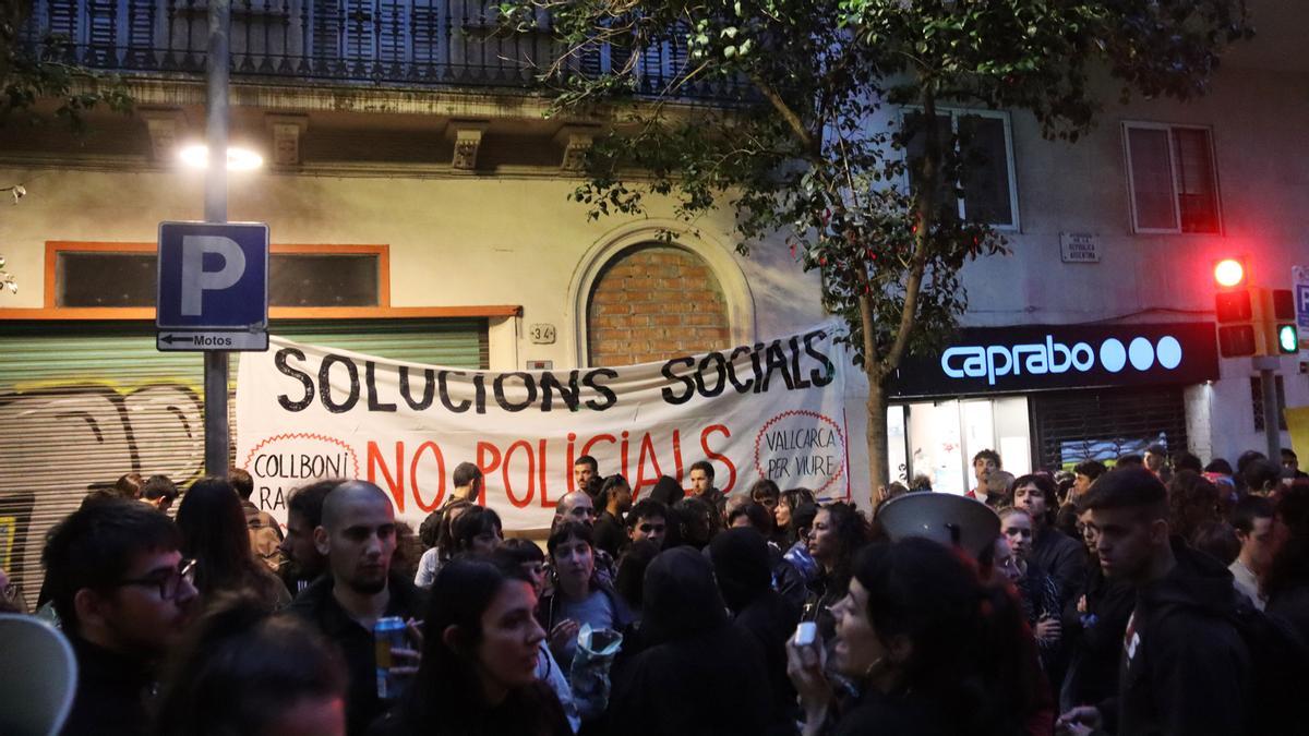 Una pancarta reivindicativa frente a un bloque vacío ocupado por manifestantes contra el desalojo de barracas en Vallcarca.