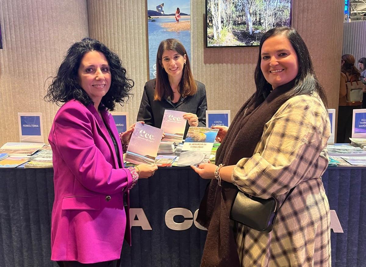 A alcaldesa de Cee, Margot Lamela, esquerda, e a concelleira Luisa Rodríguez, á dereita, en Fitur.