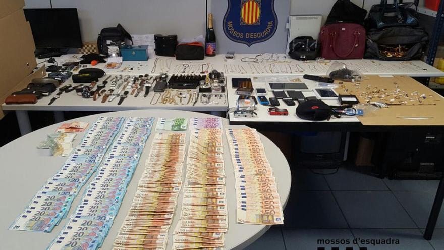 Objectes i diners confiscats als detinguts, producte dels robatoris