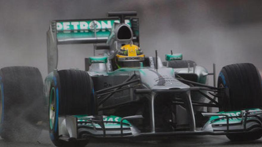 Hamilton, a bordo de su Mercedes.