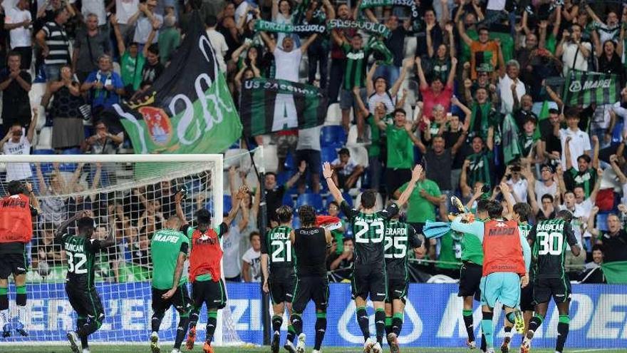 Los jugadores del Sassuolo celebran el triunfo con sus seguidores.