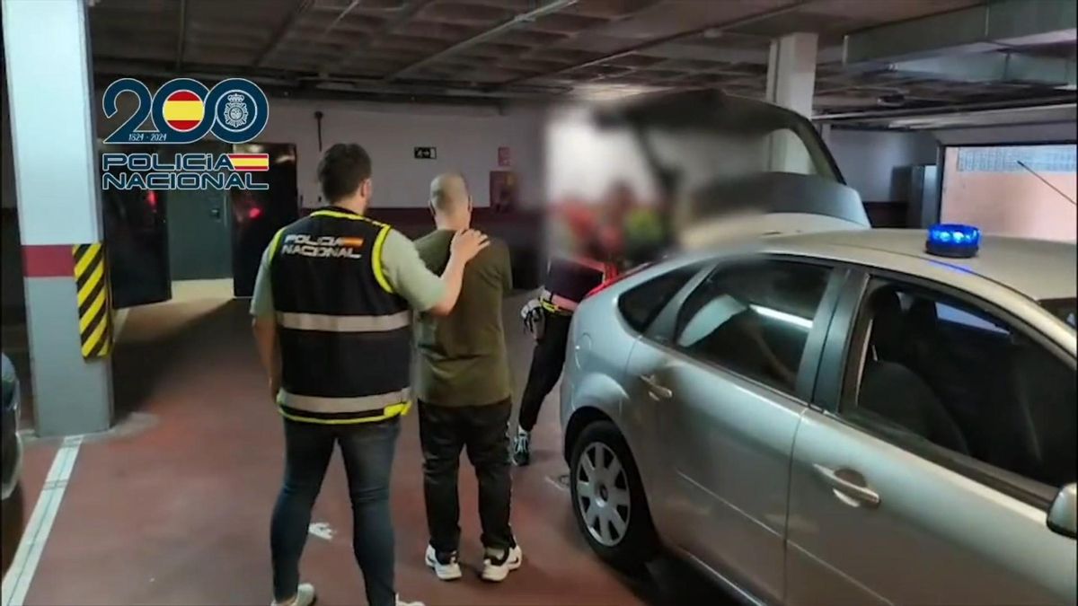 Los agentes con uno de los detenidos.