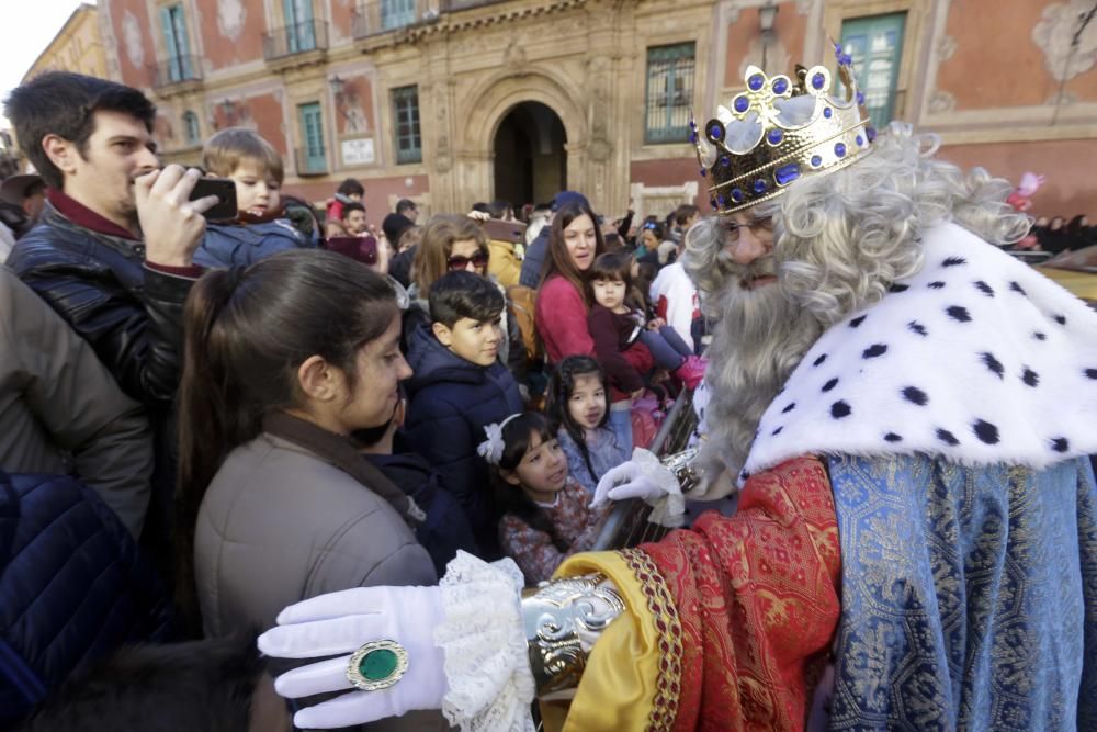 Los Reyes Magos llegan a Murcia repartiendo Roscón