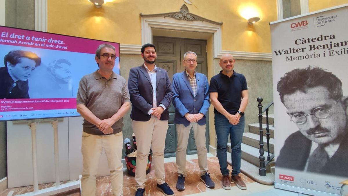 El director del MUME, Miquel Aguirre; l’alcalde de Portbou, Gael Rodríguez; el director del Memorial Democràtic, Jordi Font, i el director de la Càtedra Walter Benjamin de la UdG, Maximiliano Fuentes durant la presentació del Col·loqui.