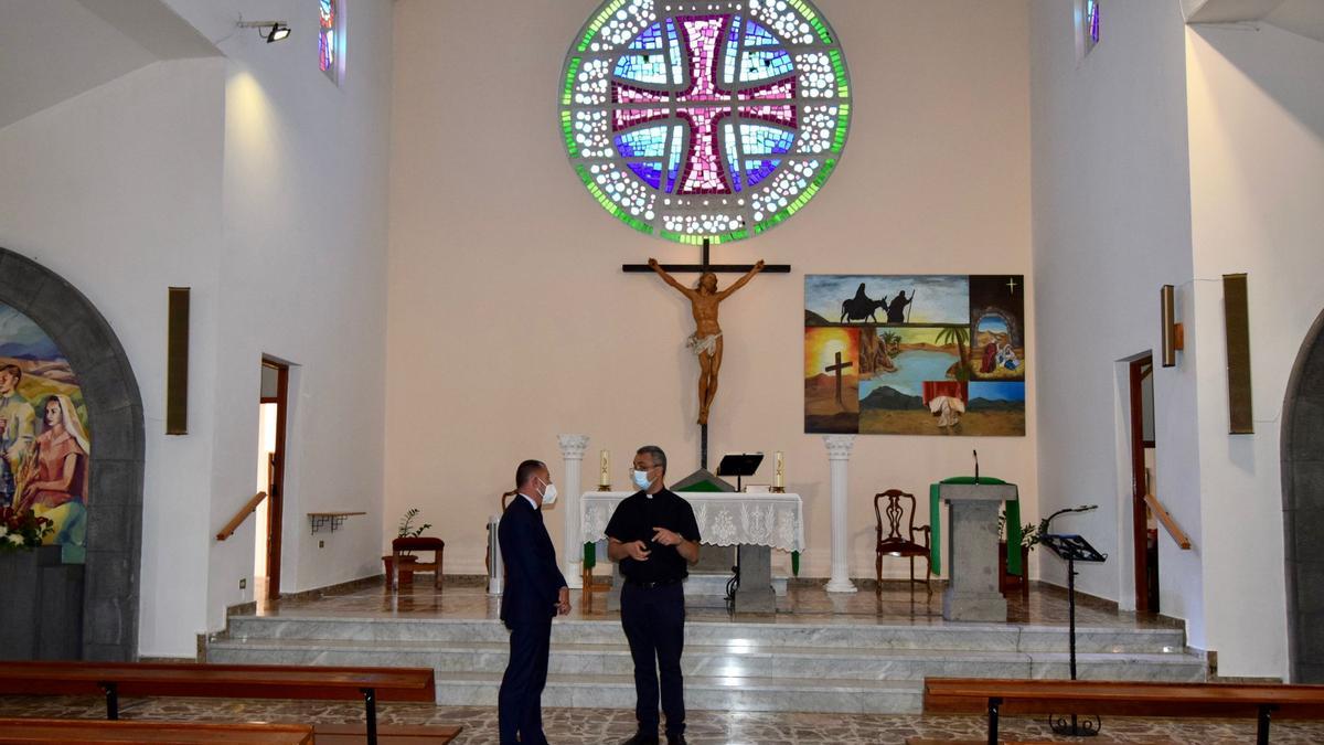 Teodoro Sosa visita las obras de mejora de la Iglesia de Barrial