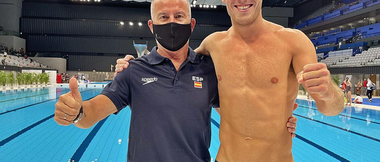 Nicolás García Boissier -a la derecha-, junto al entrenador que le ha llevado desde niño, Quique Martínez, ayer en Tokio. | | LP/DLP