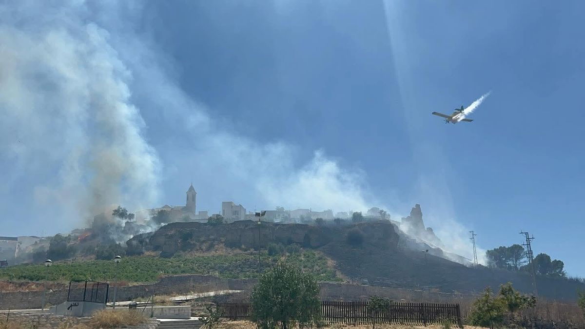 Incendio de pastos en la carretera de la estación de Aguilar de la Frontera