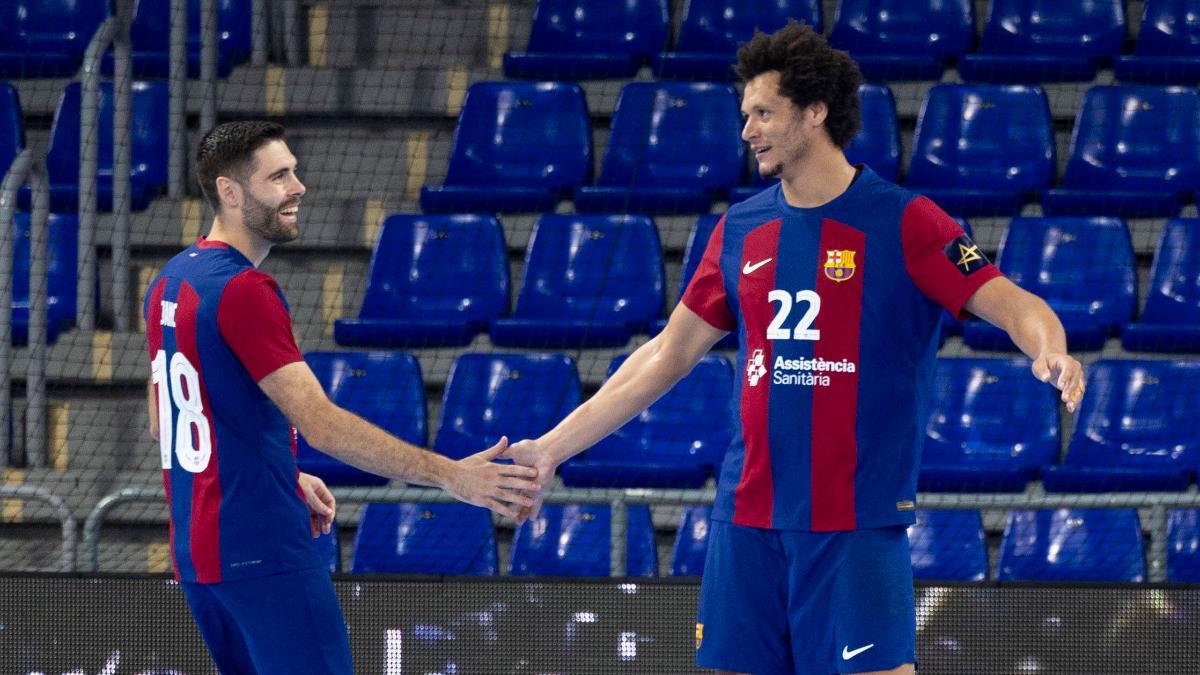 Thiagus Petrus junto a Blaz Janc con la camiseta del Barça