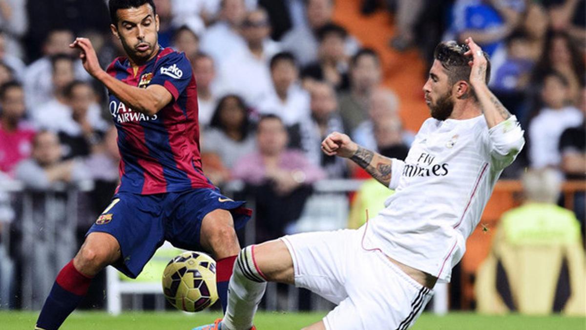 Pedro, luchando un balón con Sergio Ramos en el Clásico de este pasado sábado