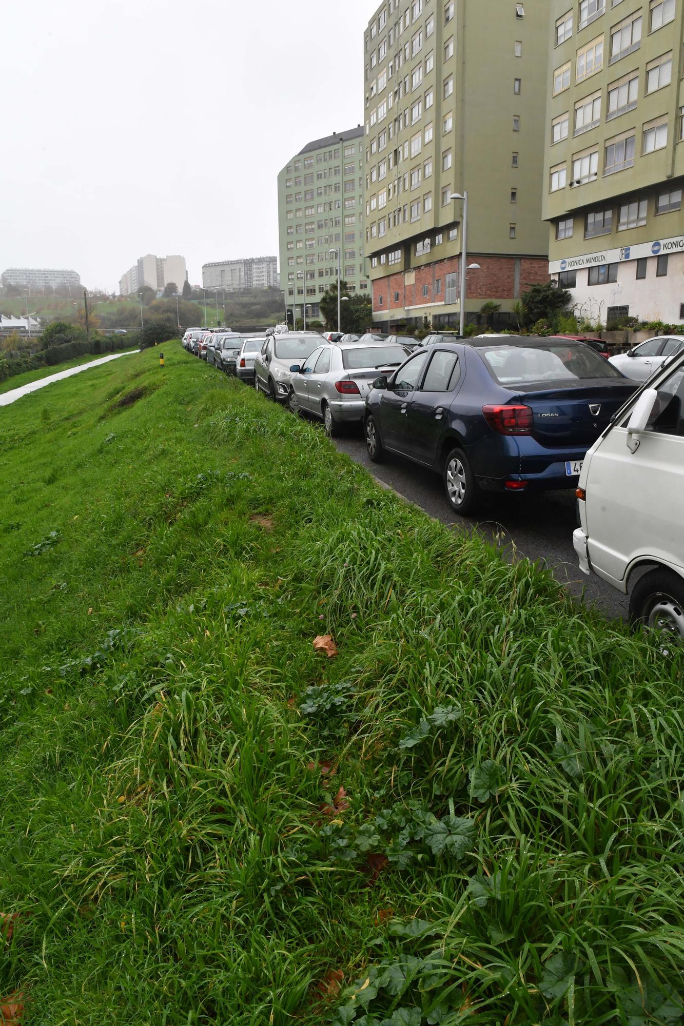 El Concello de A Coruña hará la acera que falta en el tramo final de la avenida de Oza, que perderá en ese espacio un carril de circulación y donde se podrá estacionar en batería