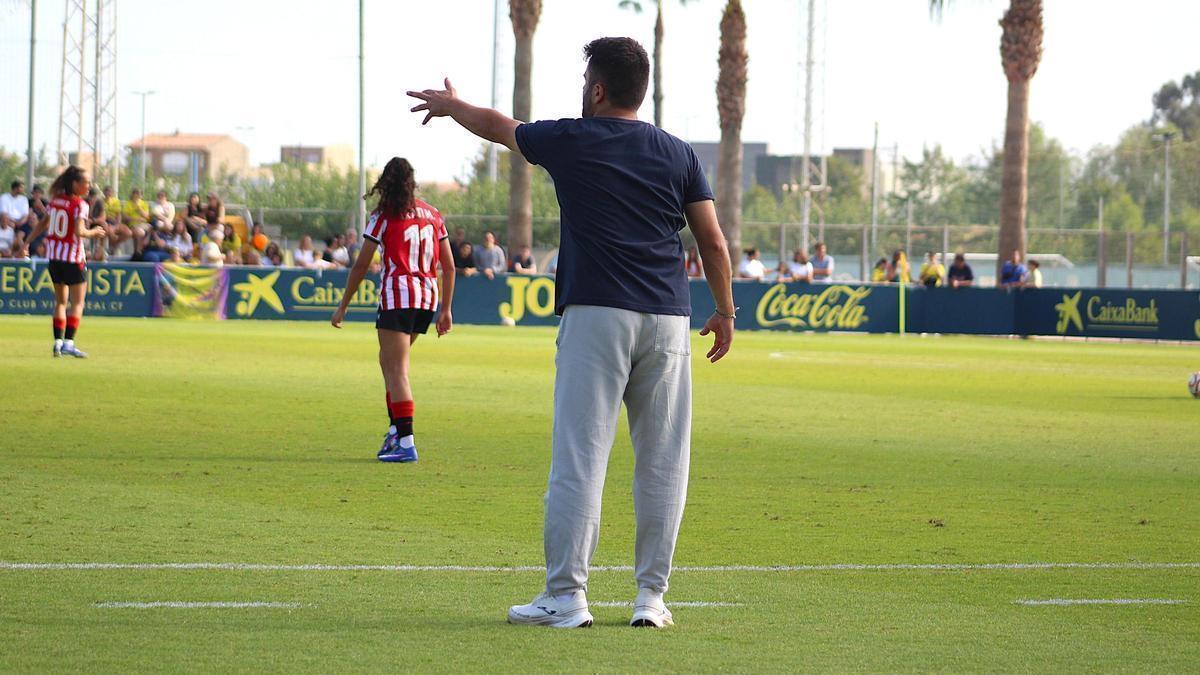 Jordi Ferriols, entrenador del Villarreal femenino, espera una reacción de su equipo.