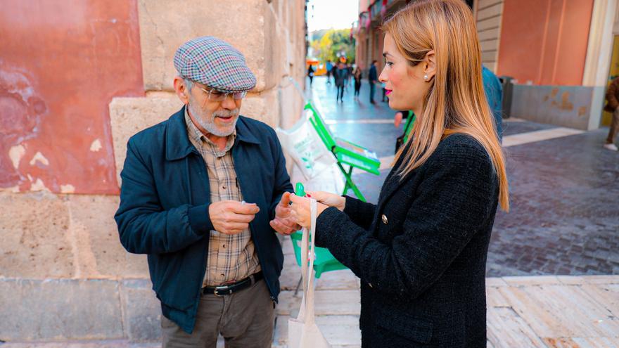 El Ayuntamiento repartirá 4.500 ceniceros portátiles para desechar correctamente las colillas