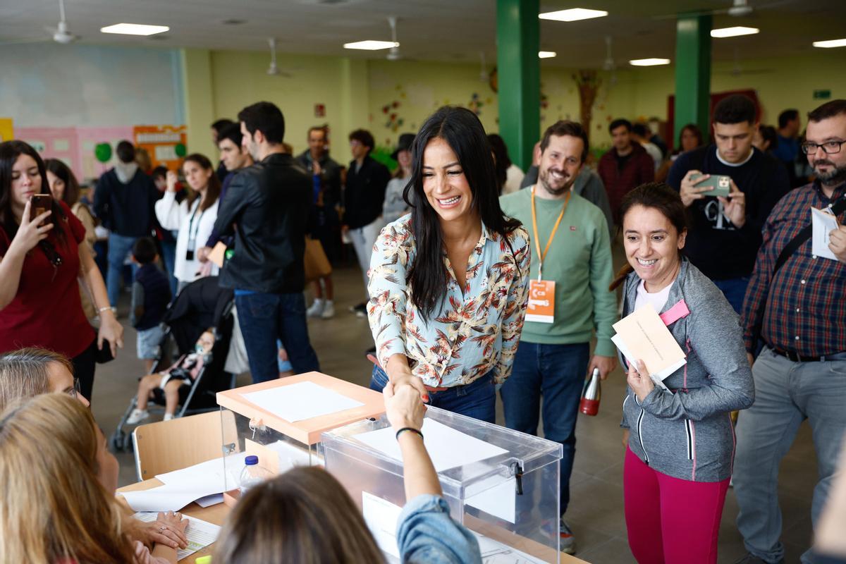 La candidata de Ciudadanos a la Alcaldía de Madrid, Begoña Villacís, saluda a los miembros de una mesa electoral en el CEIP Alfredo Di Stéfano, durante la visita que ha realizado este domingo, tras votar fuera de Madrid.