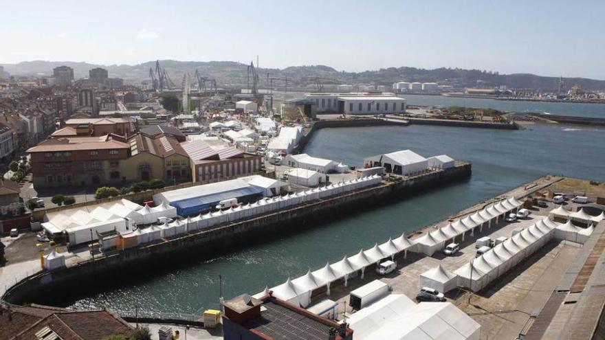 Las carpas de la &quot;Semana negra&quot; de la edición de 2015 en los terrenos de Naval Gijón.