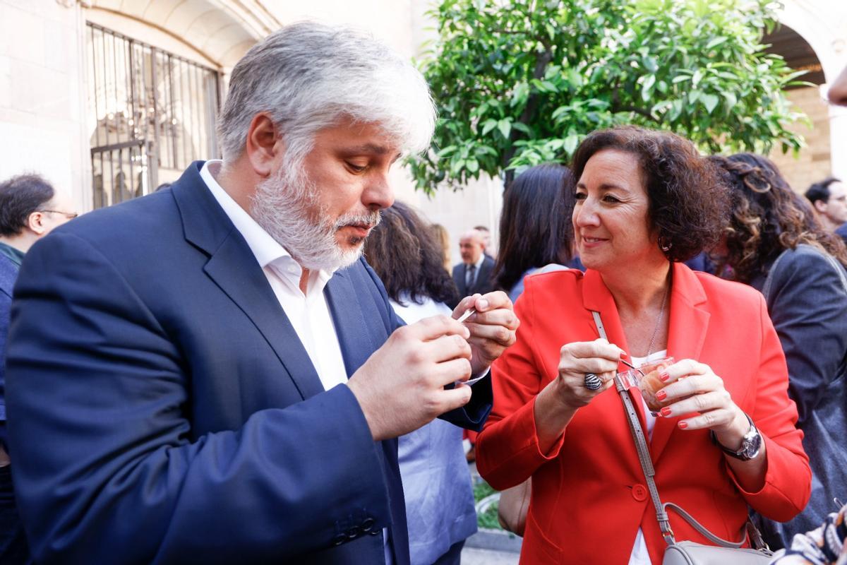 El diputado de Junts, Albert Batet, y la consellera de Economia, Alícia Romero, en la chocolatada con motivo de Sant Jordi en el Palau de la Generalitat.