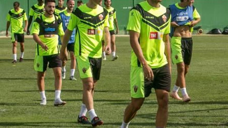 Xavi Torres, en primer plano, durante un entrenamiento del Elche en el campo anexo.