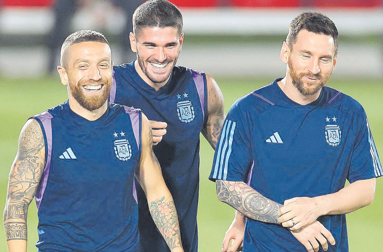 'Papu' Gómez, Leo Messi y Rodrigo de Paul, durante la concentración de Argentina.