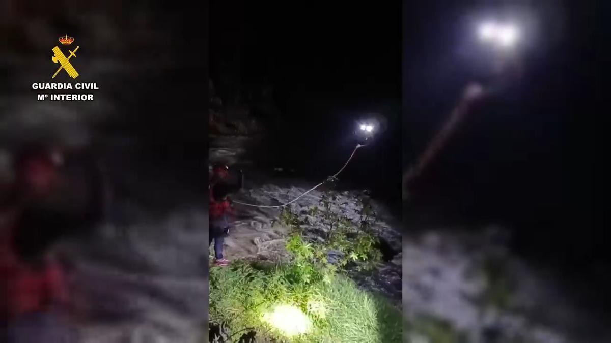 Los GEAS buscan a una mujer que cayó al río Turvilla en Sayalonga, Málaga