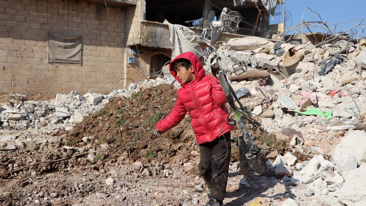 Un niño rescata una bicicleta de las ruinas de un edificio en la ciudad de Jindayris 