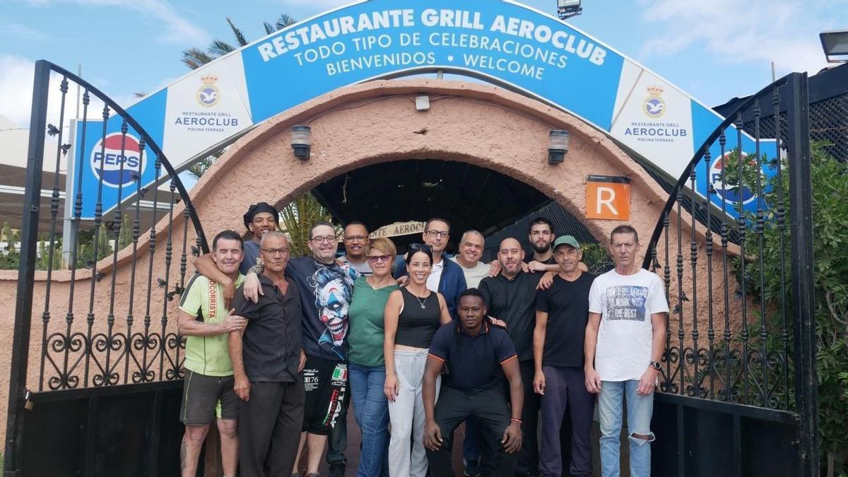 Jorge Ramos, junto a la plantilla de trabajadores en la entrada del Restaurante Aeroclub.