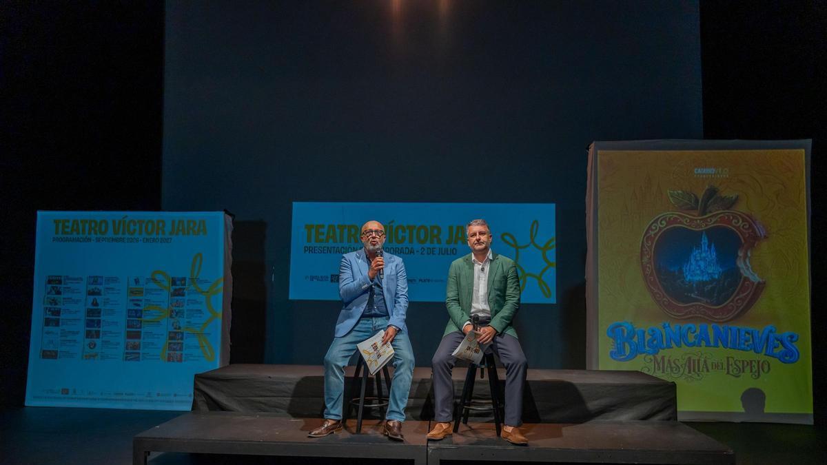 El alcalde Francisco García y el concejal de Cultura, Sergio Vega, en la presentación de la nueva programación del teatro Víctor Jara.