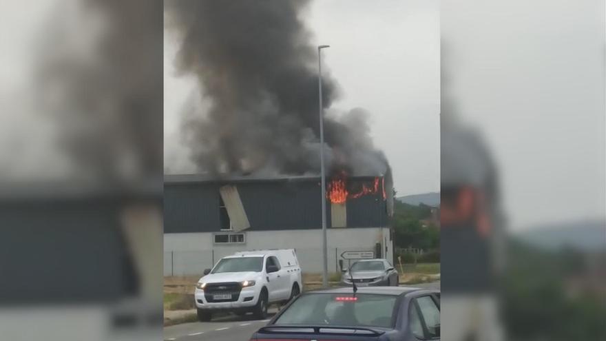 Un incendio calcina la fachada de una nave industrial en Portas