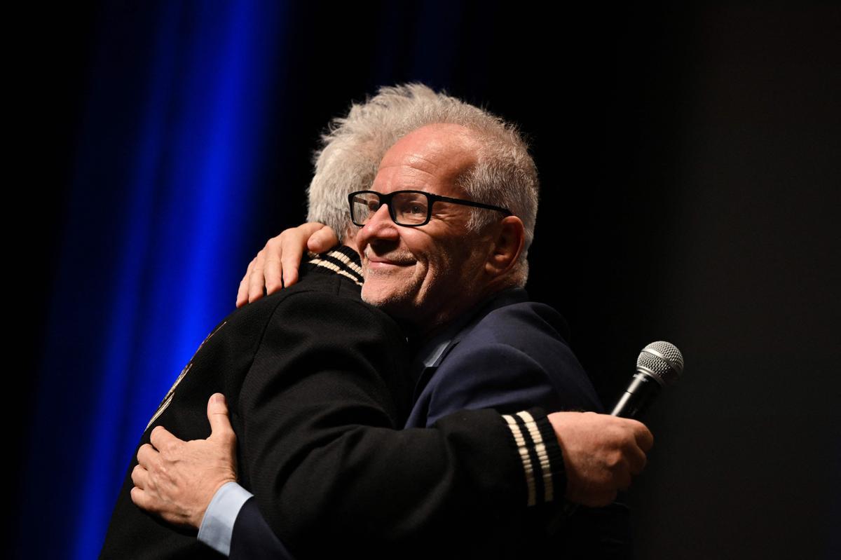 Pedro Almodóvar aterriza en Cannes. El cineasta estrena en Cannes el mediometraje ‘Extraña forma de vida’, con Ethan Hawke y Pedro Pascal, un wéstern protagonizado por dos gais que subvierte el género