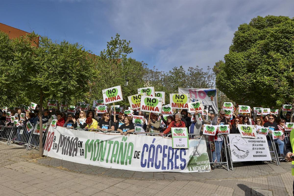 La plataforma Salvemos la Montaña durante una manifestación contra el proyecto de mina de litio en Cáceres.